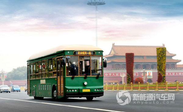银隆新能源生产的观光车成为北京街头一景 去年10月,在北京举办的“2015全球新能源企业500强发布会暨新能源发展论坛”上,珠海银隆新能源上榜全球新能源企业500强名单,并凭借领先的技术实力、强大的技术团队、创新的营销模式等优势获得“自主创新奖”和“发展潜力奖”两个奖项。 值得注意的是,银隆近年还全新打造了“零价供车、十年租赁、十年质保、整车替换、四方共赢”的创新商业模式,成功解决了批量投放纯电动