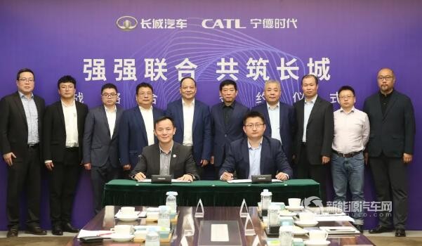 宁德时代国内乘用车事业部执行总裁朱威和长城汽车副总裁崔凯代表双方