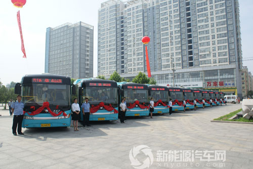 整齐排列的中通气电混合动力