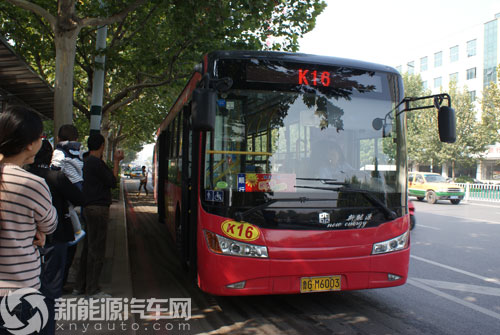 等候乘客的中通新能源公交车