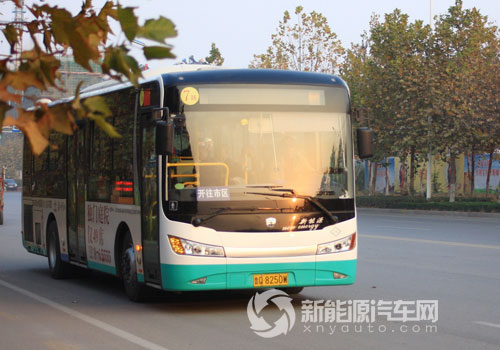 行驶在临沂市7路上的中通混合动力客车