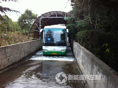 海格6109纯电大巴在襄阳试验场通过涉水试验