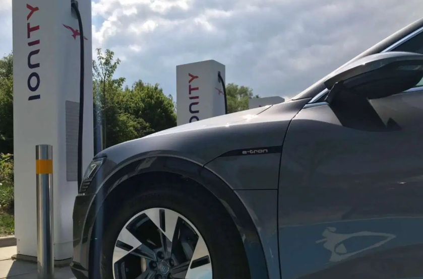 英国计划在2032年禁售燃油车及混动车