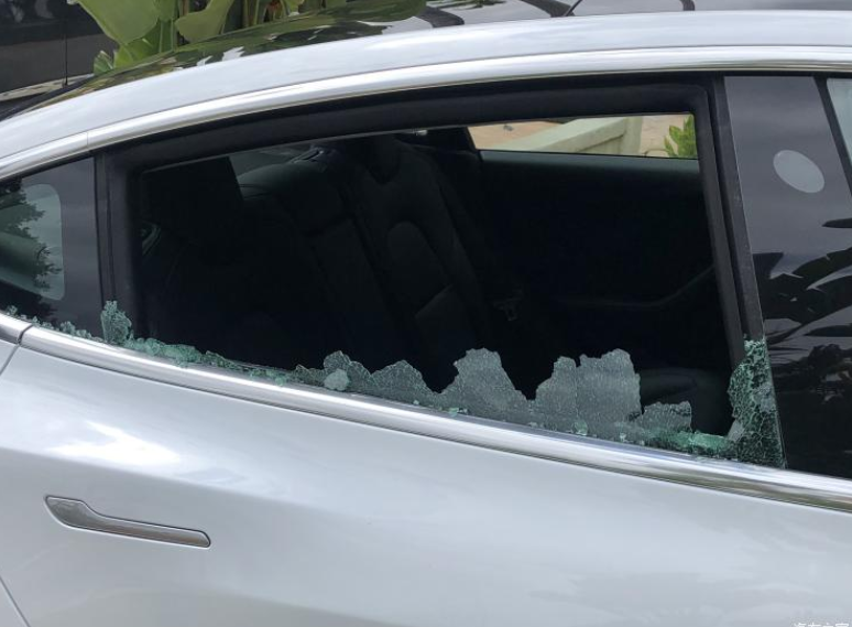 交付还没超过24个小时 Model 3停车时玻璃破碎