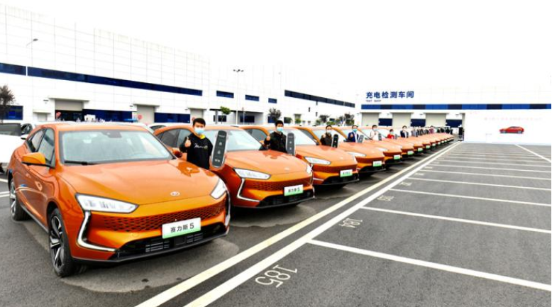 首批100台赛力斯SF5向用户交付