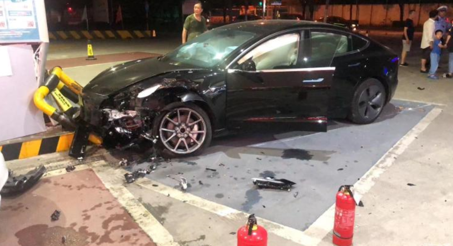 特斯拉Model 3失控冲进加油站 人伤车损
