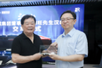 共同见证十七载造车进化，比亚迪向曹德旺先生交付汉EV