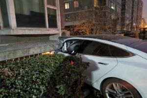 北京一特斯拉Model S发生撞楼事故 车辆突然失控