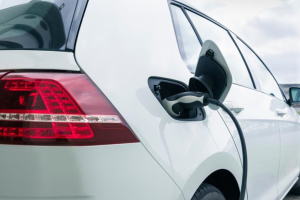 明年增速或超30% 新能源车市场超预期