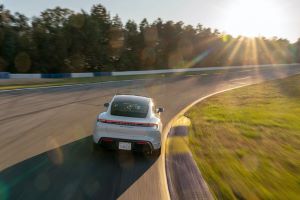 Taycan Turbo S创量产电动车纪录 征服亚特兰大米其林赛道