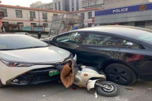 西安一Model 3撞毁医院岗亭 疑似特斯拉再次失控