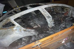 网传上海闵行区一辆特斯拉Model 3起火