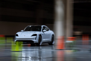 保时捷Taycan Turbo S刷新室内最快速度纪录 165.1公里/小时
