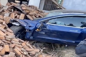 撞三轮车后冲进绿化带旁公厕 江苏一特斯拉Model 3发生车祸