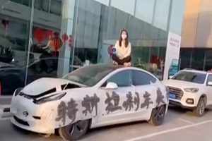 特斯拉回应表示车辆没有故障 河南一女子坐Model 3车顶维权