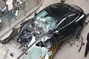 四川一Model 3失控撞向过街天桥