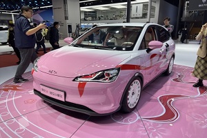 哪吒V女生版两款特装车型亮相2021上海车展