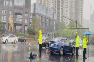 事故原因还在调查 杭州一辆特斯拉Model 3发生车祸