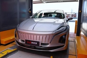 搭配DHS双模加热系统 红旗E-QM5换电版车型亮相