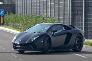 新款兰博基尼Aventador测试骡车曝光 将搭载一套V12混动系统