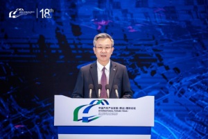 泰达汽车论坛开幕 中国汽车技术研究中心董事长安铁成发表演讲