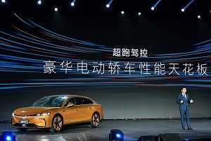 岚图追光：30万区间中大型纯电轿车又添猛将