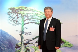 全国人大代表尹同跃携围绕新能源汽车等11份建议参会