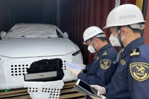 海关服务保障企业快速通关 上海国际车展首批展车进境