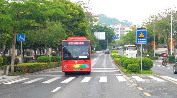 吉利星际客车