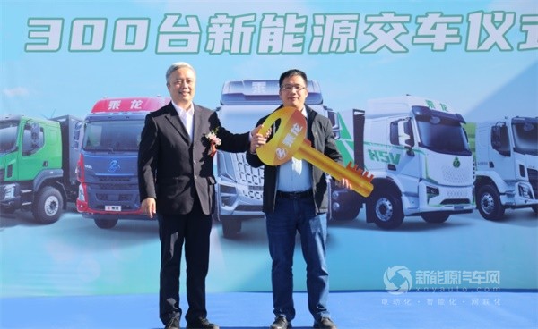 东风柳汽乘龙H5换电牵引车