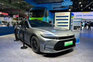 丰田皇冠Sedan氢燃料版亮相2023进博会