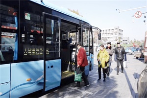 扬州古城区：亚星宝宝新能源巴士被“捧”上天