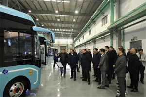 上海市交通委领导调研上汽集团申沃中小型新能源公交车