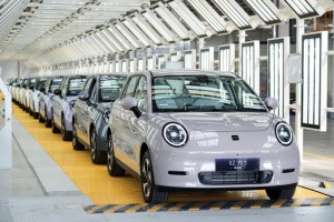 钇为3挚爱版售6.99万起，“卷”出国民纯电小车真需求!
