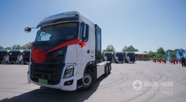 乘龙H7氢能牵引车