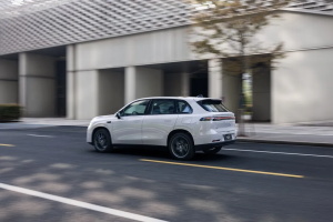 零跑车主故事：从3.0T切换纯电动，95后篮球青年为何选择C10?