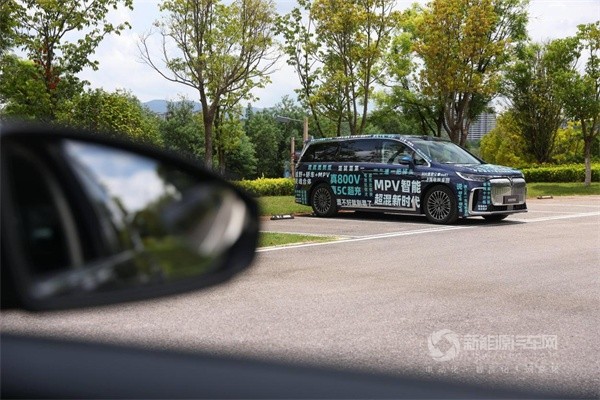 岚图梦想家PHEV