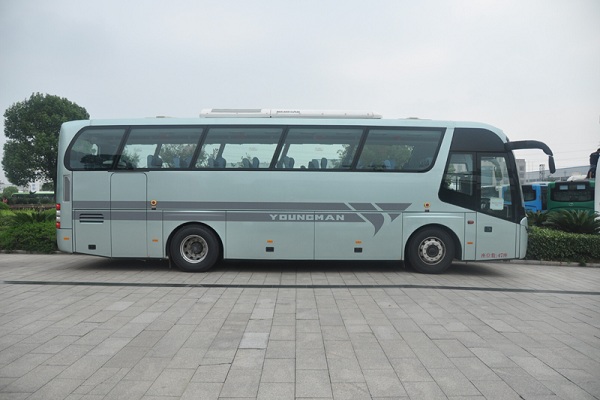 青年JNP6108LBEV客车（纯电动24-47座）