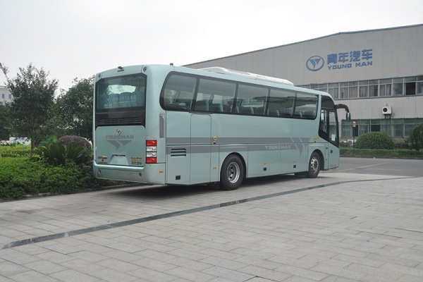 青年JNP6108LBEV客车（纯电动24-47座）